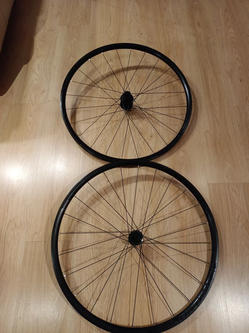 Zapletená kola Bontrager Paradigm Comp 