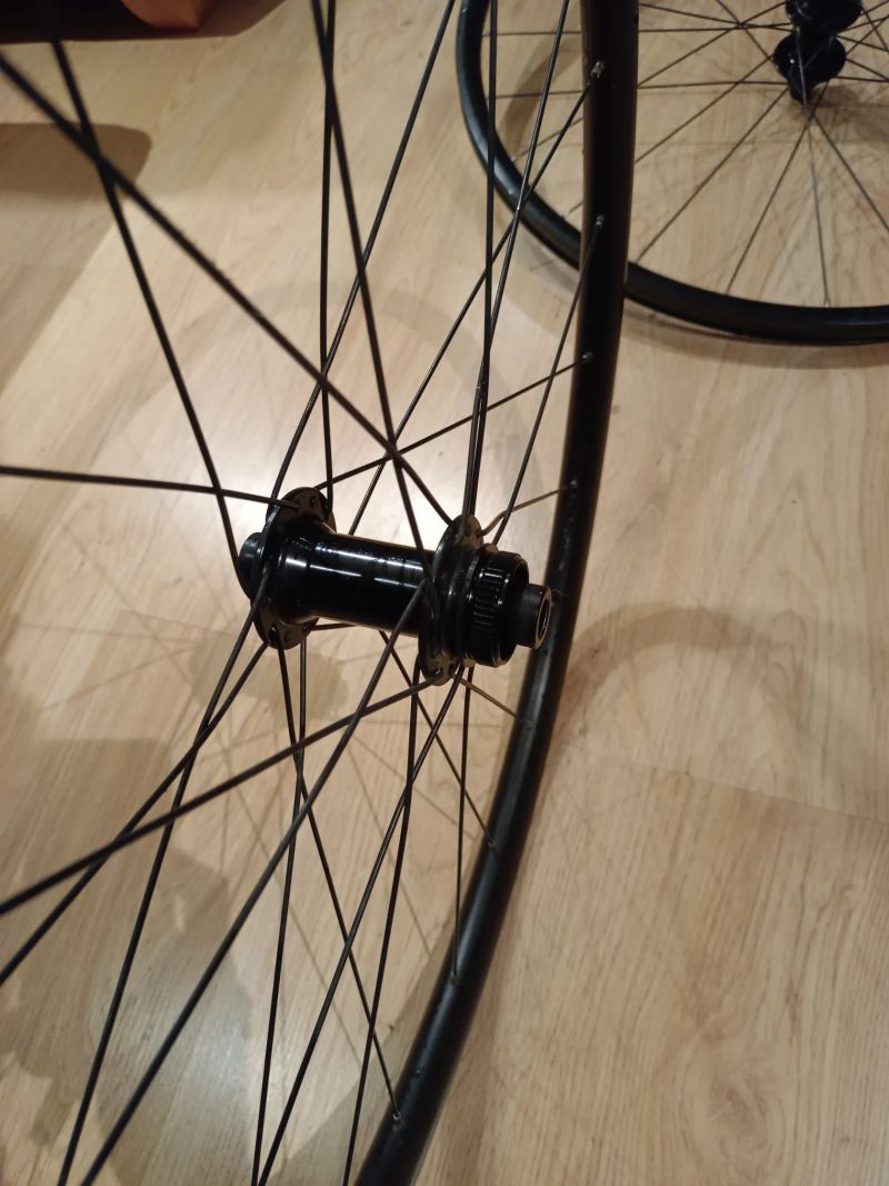 Zapletená kola Bontrager Paradigm Comp 