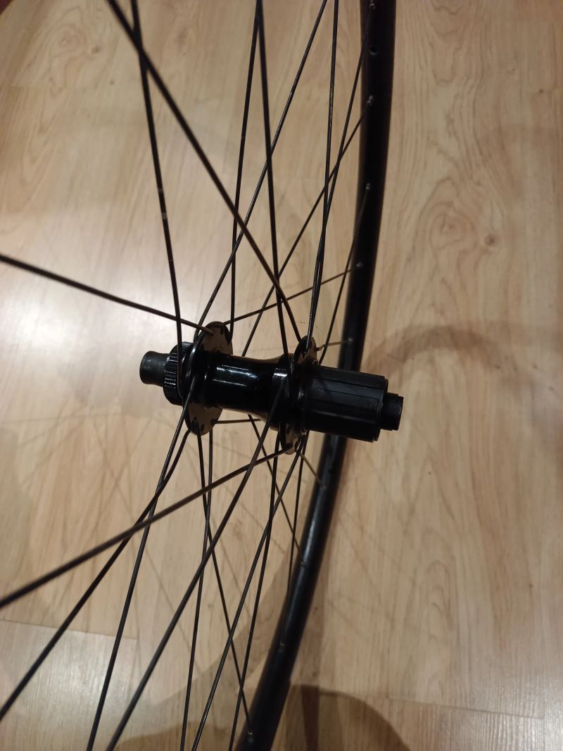 Zapletená kola Bontrager Paradigm Comp 
