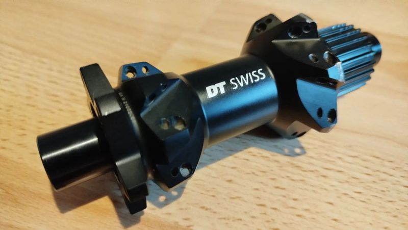 Zadní náboj DT Swiss 370 Boost Straightpull Microspline