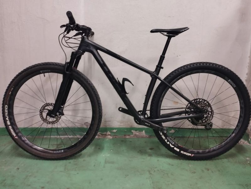  TREK PROCALIBER 9.8.- KARBONOVÁ KOLA Bontragger Kovee Pro, 9.8kg