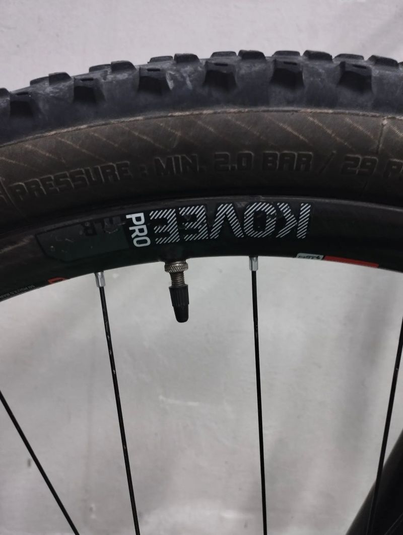  TREK PROCALIBER 9.8.- KARBONOVÁ KOLA Bontragger Kovee Pro, 9.8kg