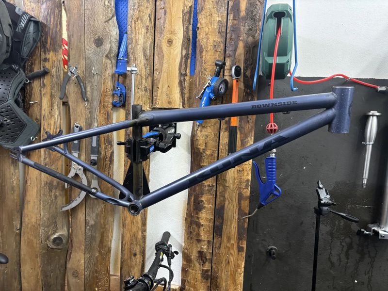 Dirtový rám Kona Downside