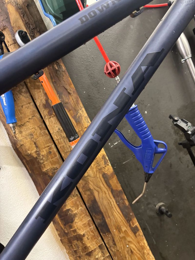 Dirtový rám Kona Downside