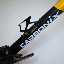 Carbonix ELITE Karbonový držák na láhev | Ultralehký 19,5g | 4 bodové držení láhve