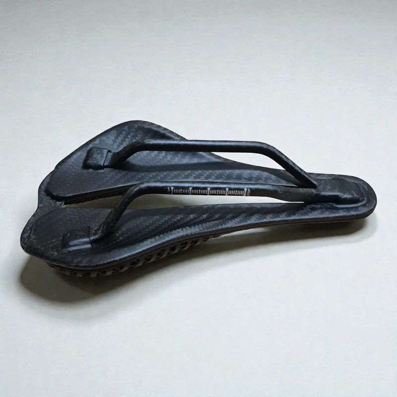 Carbonix Aero 2.0 | 3D tištěné Ultra lehké karbonové silniční sedlo | Závodní verze (145g)