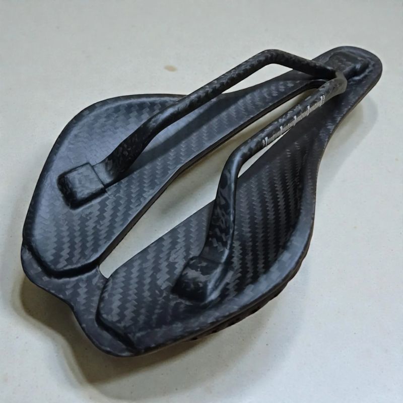 Carbonix Aero 2.0 | 3D tištěné Ultra lehké karbonové silniční sedlo | Závodní verze (145g)