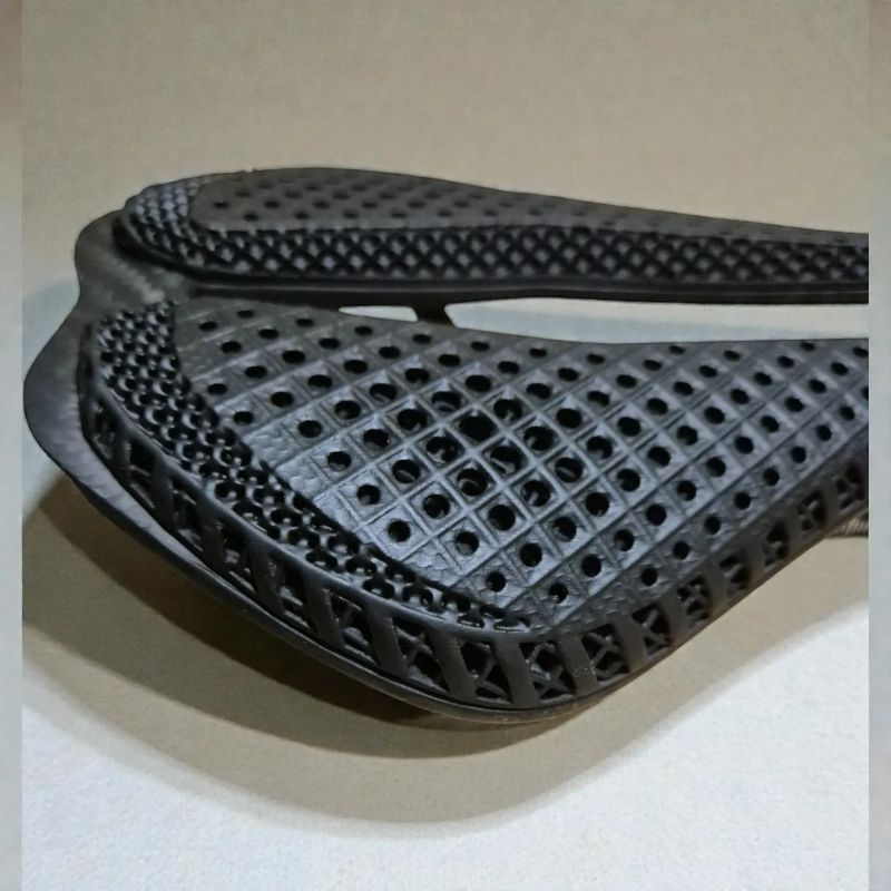 Carbonix Aero 2.0 | 3D tištěné Ultra lehké karbonové silniční sedlo | Závodní verze (145g)