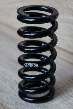 Obyč ocelová pružina Fox | 550lb x 2.25 (57mm)