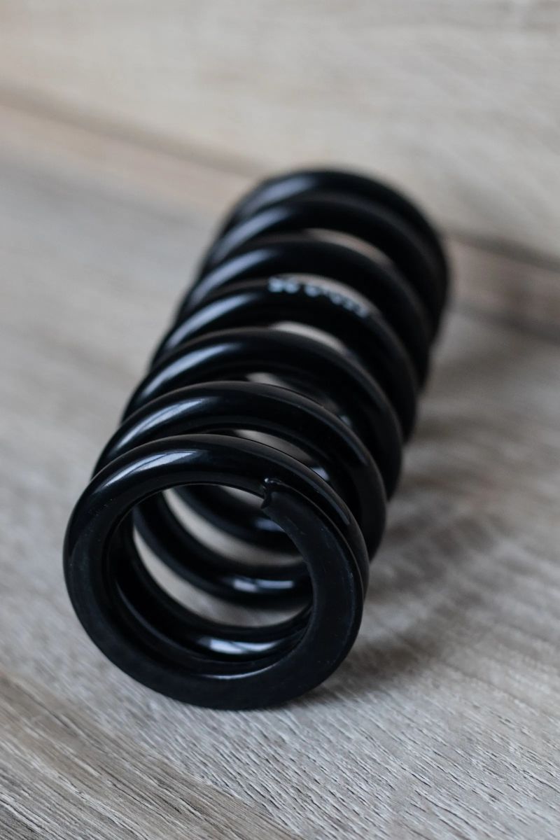 Obyč ocelová pružina Fox | 550lb x 2.25 (57mm)