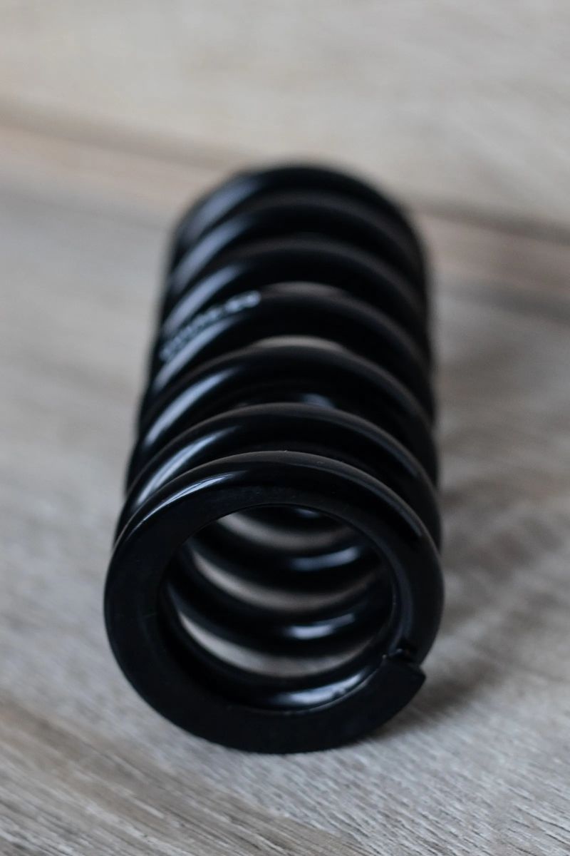 Obyč ocelová pružina Fox | 550lb x 2.25 (57mm)