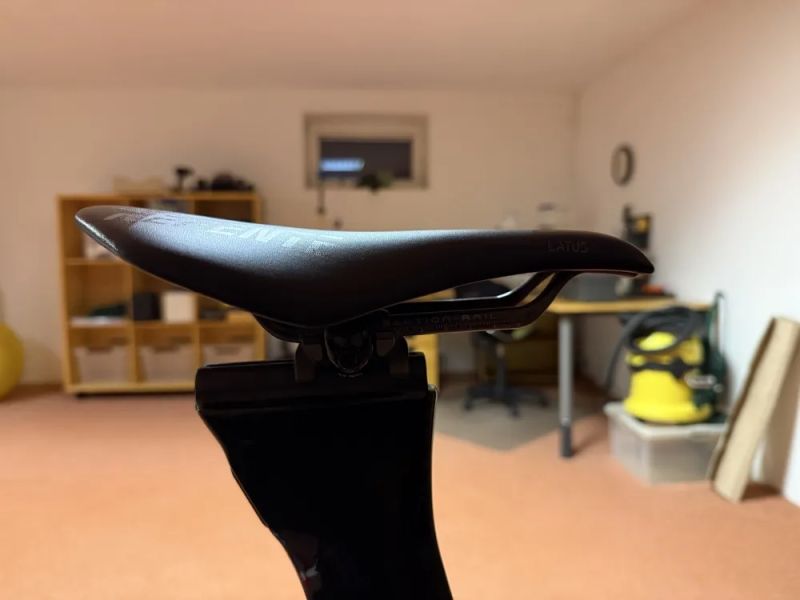 Repente Latus CL - Karbonové sedlo