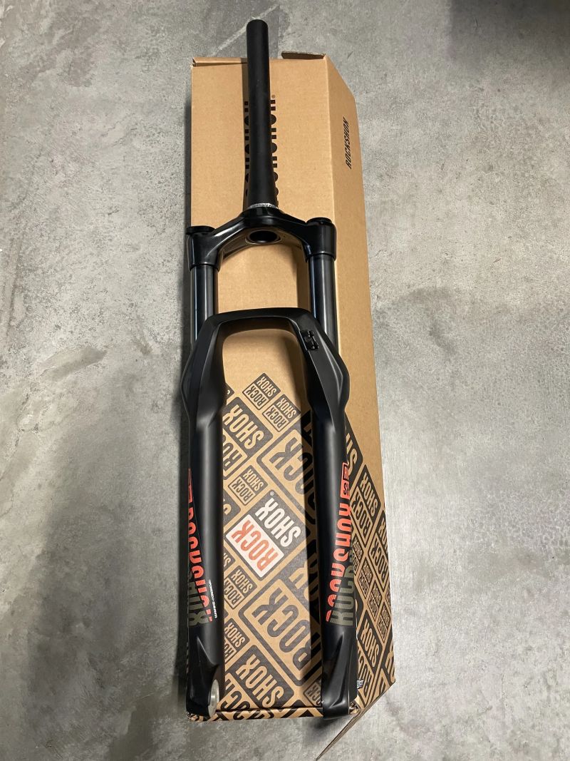 Rock Shox RECON 27.5", nová - poškozená levá spodní noha 