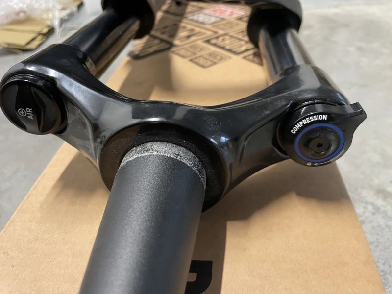 Rock Shox RECON 27.5", nová - poškozená levá spodní noha 