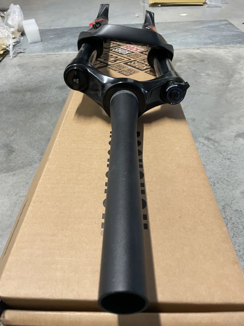 Rock Shox RECON 27.5", nová - poškozená levá spodní noha 