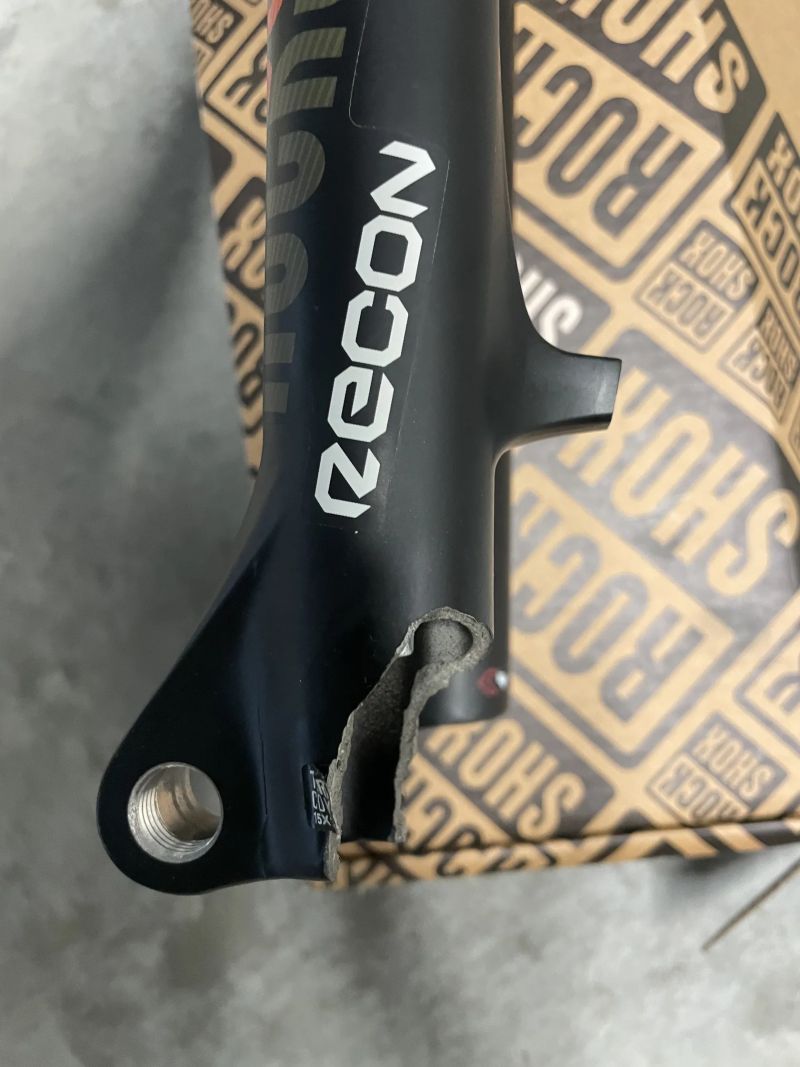 Rock Shox RECON 27.5", nová - poškozená levá spodní noha 