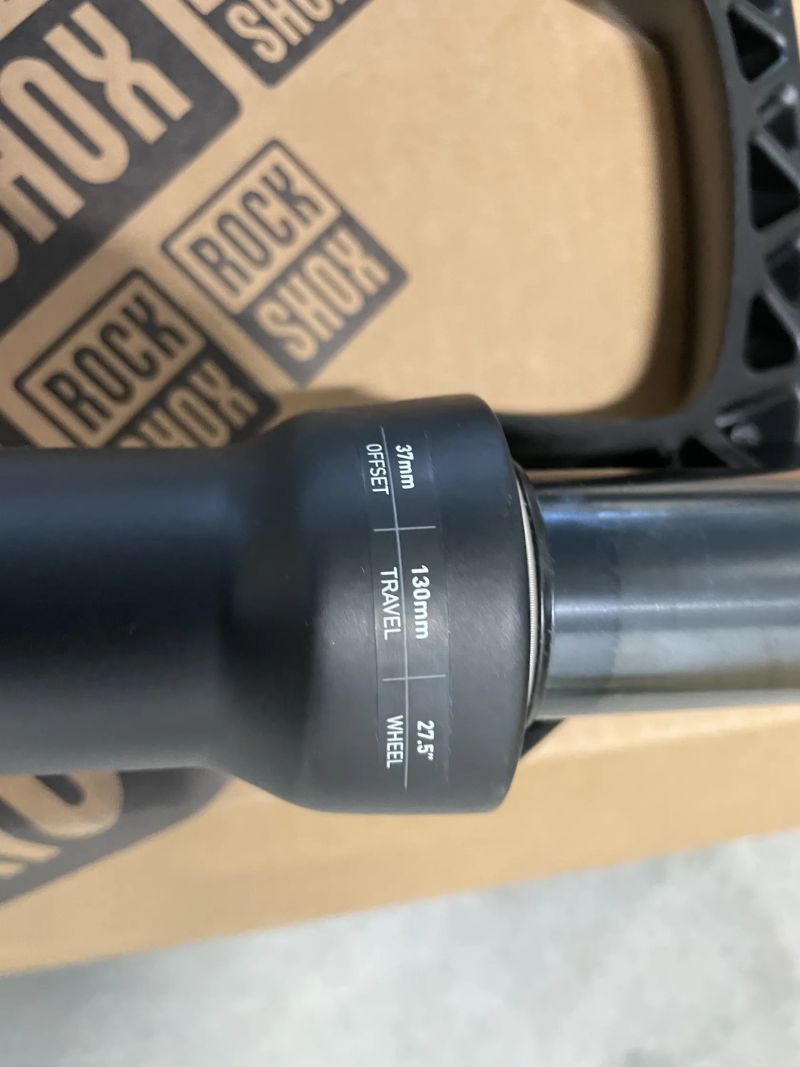 Rock Shox RECON 27.5", nová - poškozená levá spodní noha 