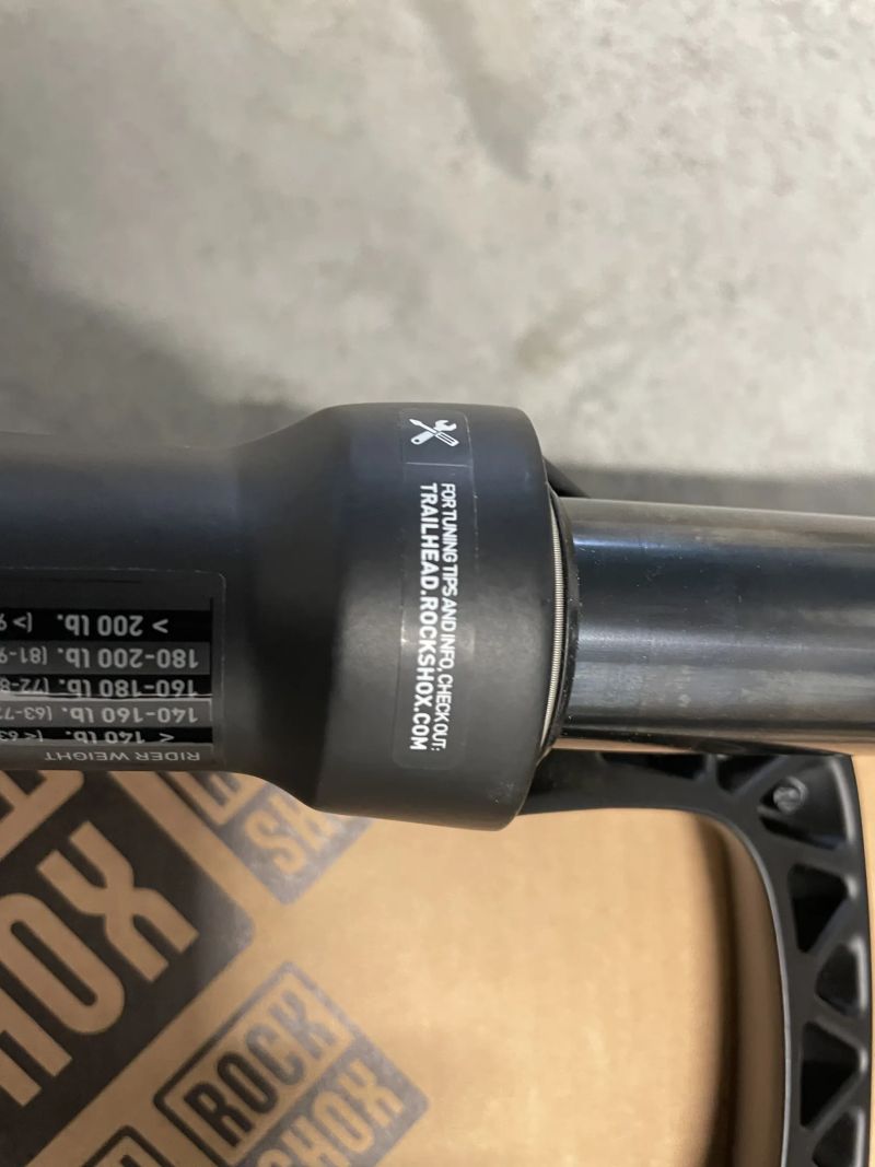 Rock Shox RECON 27.5", nová - poškozená levá spodní noha 