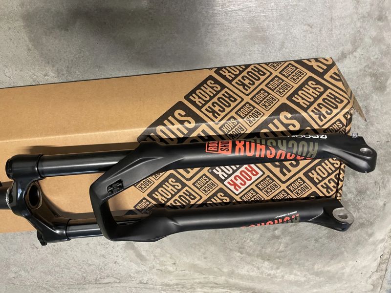 Rock Shox RECON 27.5", nová - poškozená levá spodní noha 