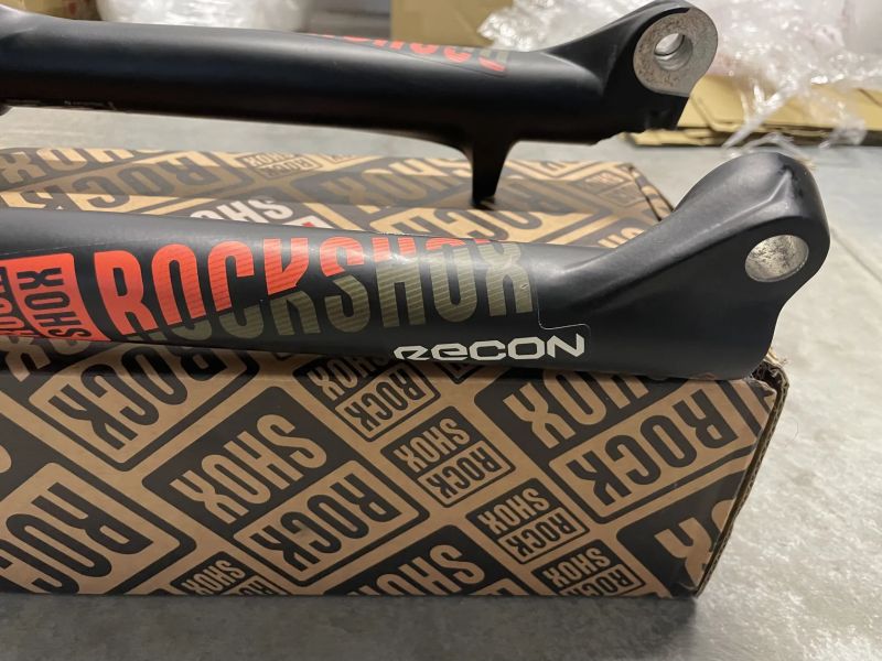 Rock Shox RECON 27.5", nová - poškozená levá spodní noha 