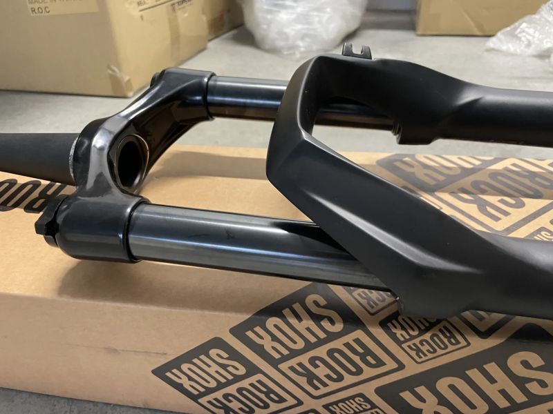Rock Shox RECON 27.5", nová - poškozená levá spodní noha 