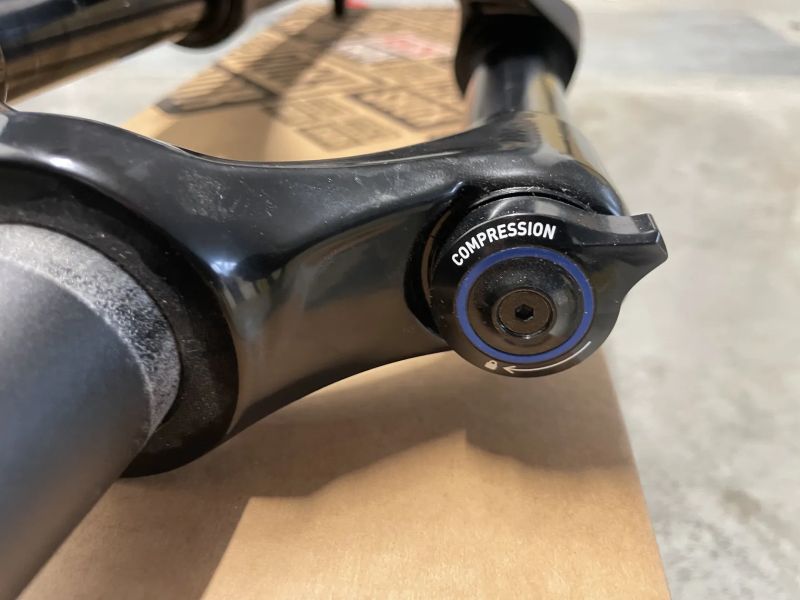 Rock Shox RECON 27.5", nová - poškozená levá spodní noha 