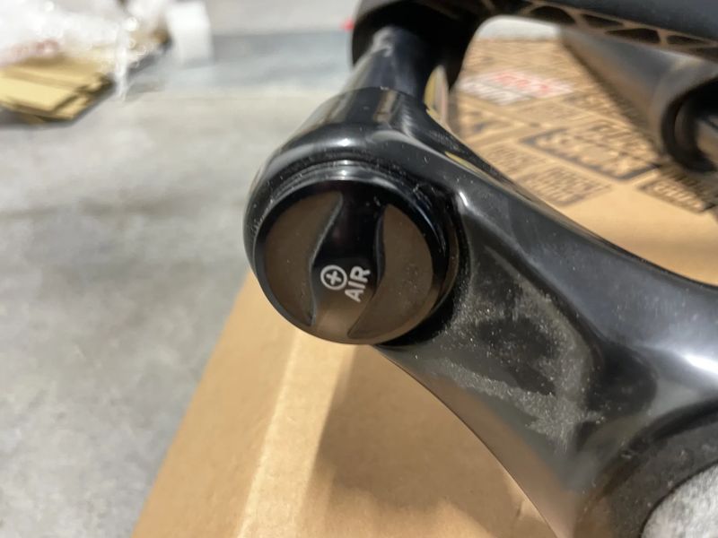 Rock Shox RECON 27.5", nová - poškozená levá spodní noha 