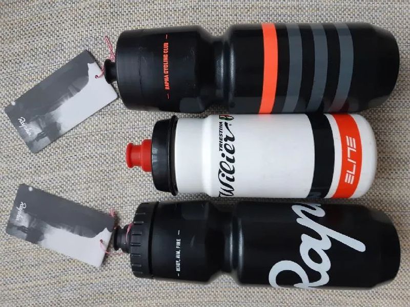 Prodám nové tričko Willier a 3 ks bidonů Rapha a Willier.