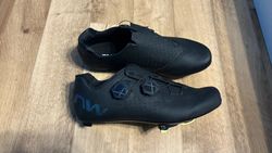 Tretry Northwave Extreme GT3 Black/Iridescent vel. 43