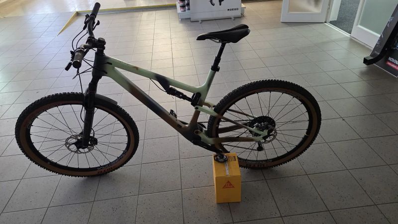 karbonový xc full postavené na rámu spyder komplet xt , sid, najeto do 500 km