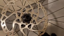 Ráfek DT Swiss 29 XM421 se zadním nábojem DT Swiss 350 a dvojkolí Shimano s kotoučovou brzdou