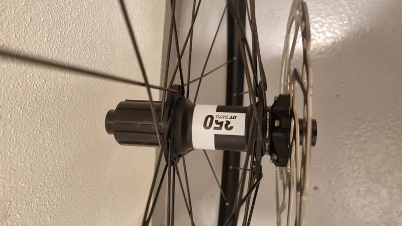 Ráfek DT Swiss 29 XM421 se zadním nábojem DT Swiss 350 a dvojkolí Shimano s kotoučovou brzdou