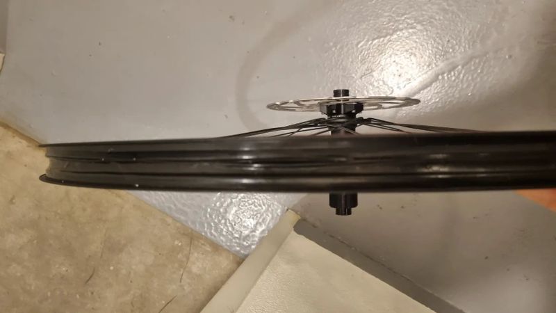 Ráfek DT Swiss 29 XM421 se zadním nábojem DT Swiss 350 a dvojkolí Shimano s kotoučovou brzdou