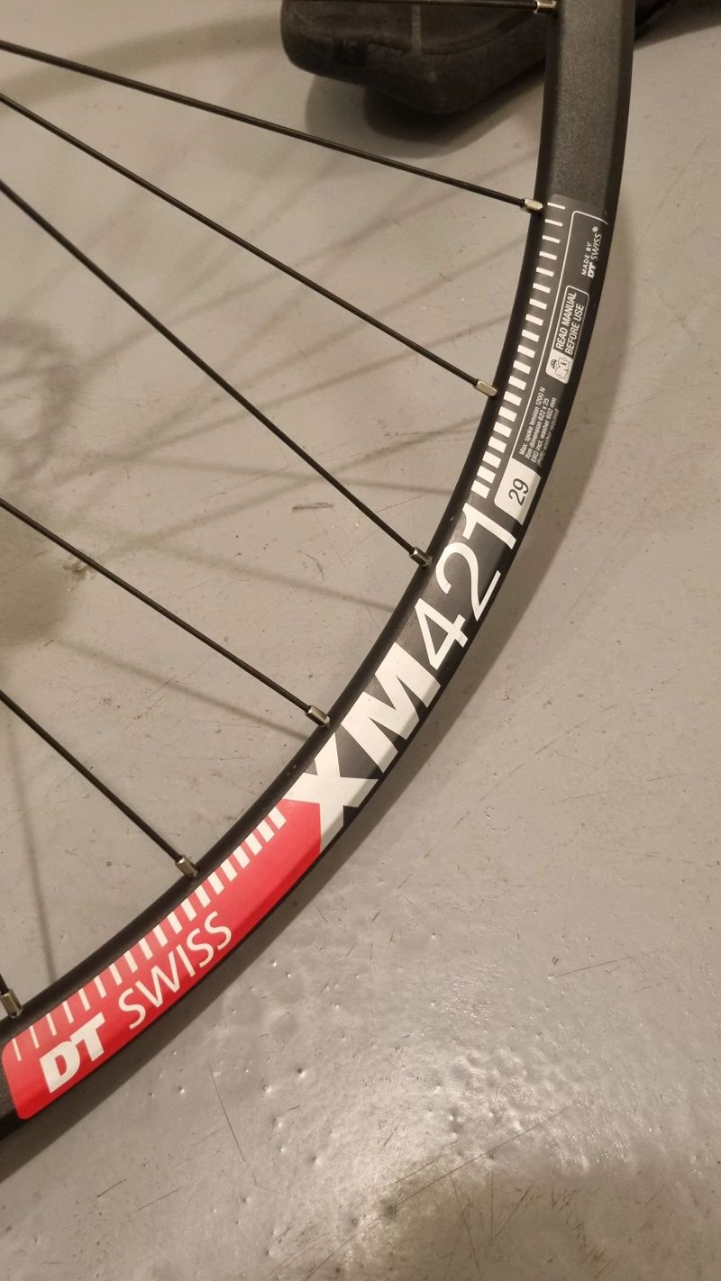 Ráfek DT Swiss 29 XM421 se zadním nábojem DT Swiss 350 a dvojkolí Shimano s kotoučovou brzdou