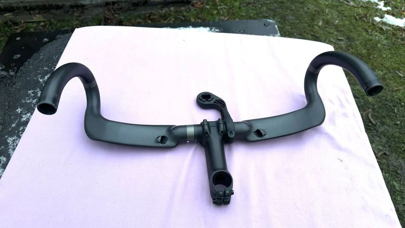 Silniční karbonová řídítka s představcem