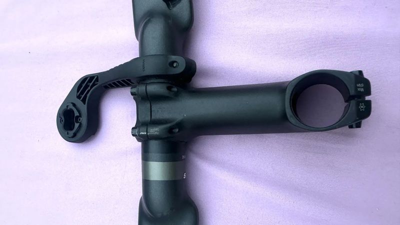 Silniční karbonová řídítka s představcem