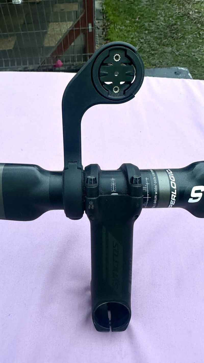 Silniční karbonová řídítka s představcem