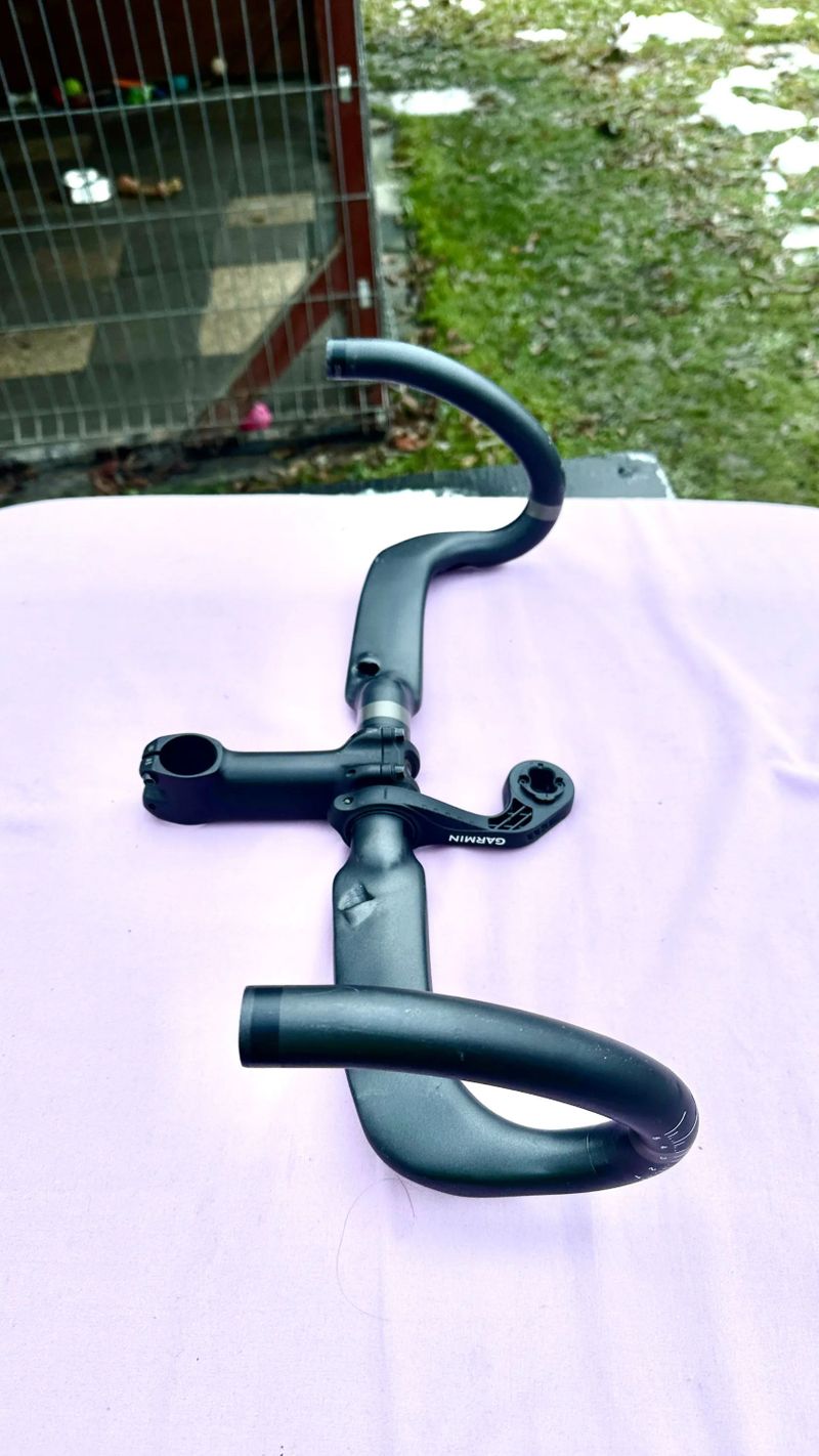 Silniční karbonová řídítka s představcem