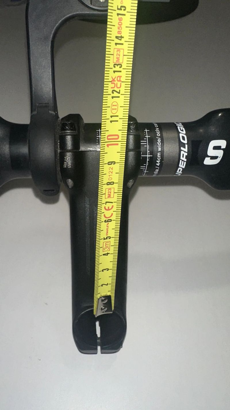 Silniční karbonová řídítka s představcem