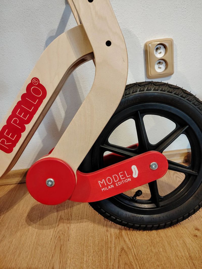 Repello odpružené dřevěné odrážedlo - model J (Milan edition)