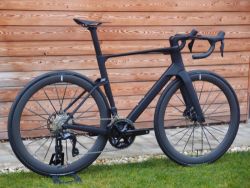 Custom cestný Aero bicykel, Shimano di2 105 2x12, karbónové kolesá + karbón. špice, 7,3 kg