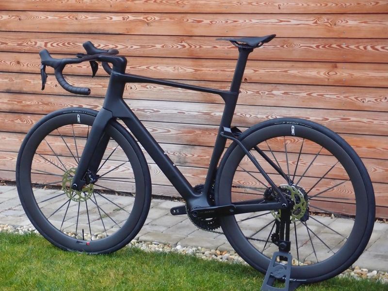 Custom cestný Aero bicykel, Shimano di2 105 2x12, karbónové kolesá + karbón. špice, 7,3 kg