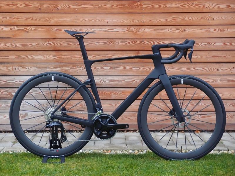 Custom cestný Aero bicykel, Shimano di2 105 2x12, karbónové kolesá + karbón. špice, 7,3 kg