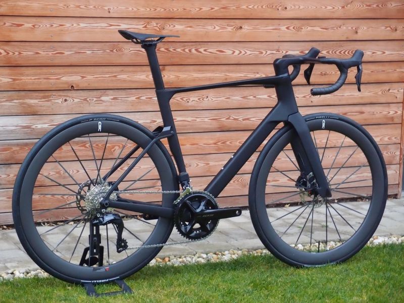 Custom cestný Aero bicykel, Shimano di2 105 2x12, karbónové kolesá + karbón. špice, 7,3 kg