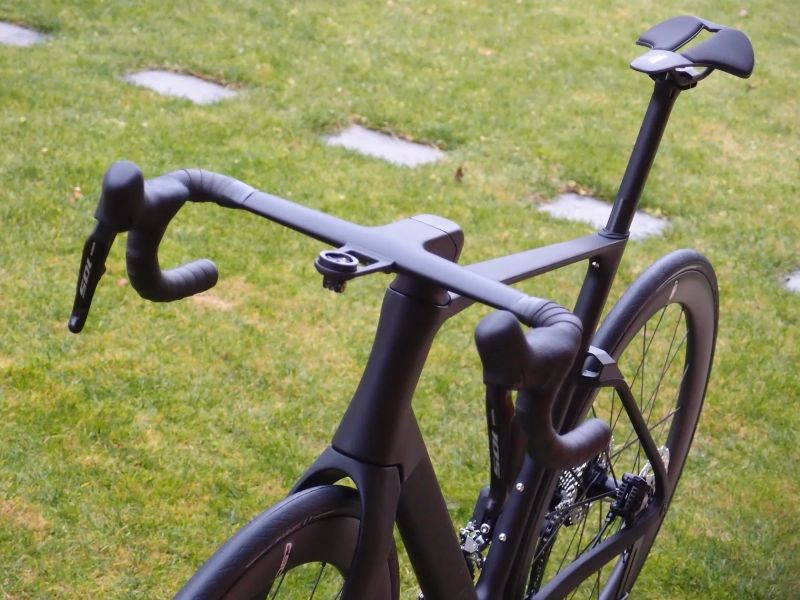 Custom cestný Aero bicykel, Shimano di2 105 2x12, karbónové kolesá + karbón. špice, 7,3 kg