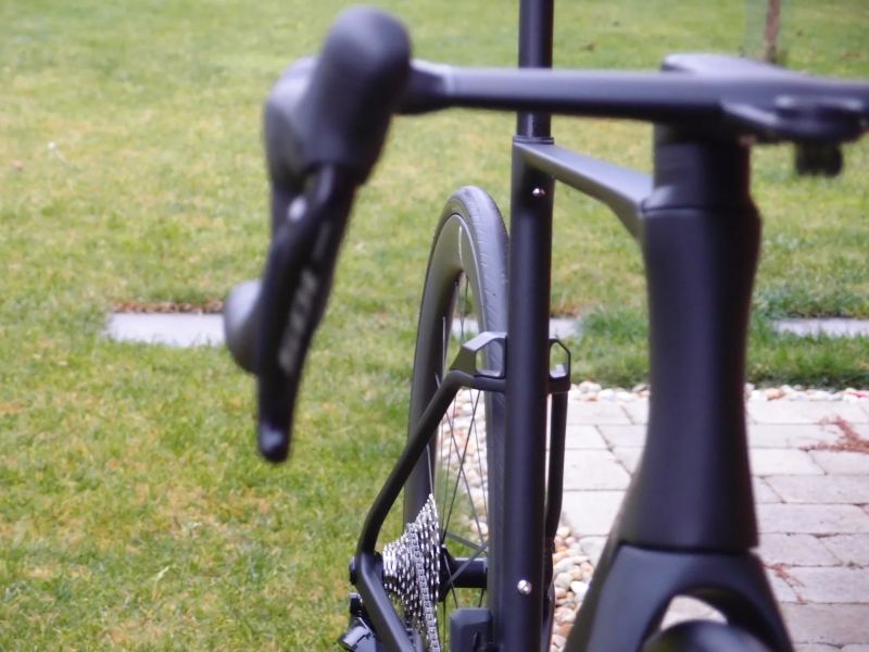 Custom cestný Aero bicykel, Shimano di2 105 2x12, karbónové kolesá + karbón. špice, 7,3 kg