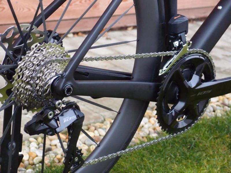 Custom cestný Aero bicykel, Shimano di2 105 2x12, karbónové kolesá + karbón. špice, 7,3 kg