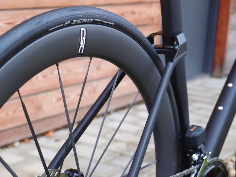 Custom cestný Aero bicykel, Shimano di2 105 2x12, karbónové kolesá + karbón. špice, 7,3 kg