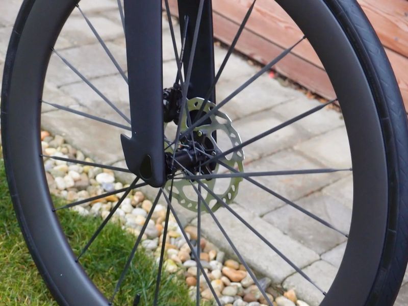 Custom cestný Aero bicykel, Shimano di2 105 2x12, karbónové kolesá + karbón. špice, 7,3 kg