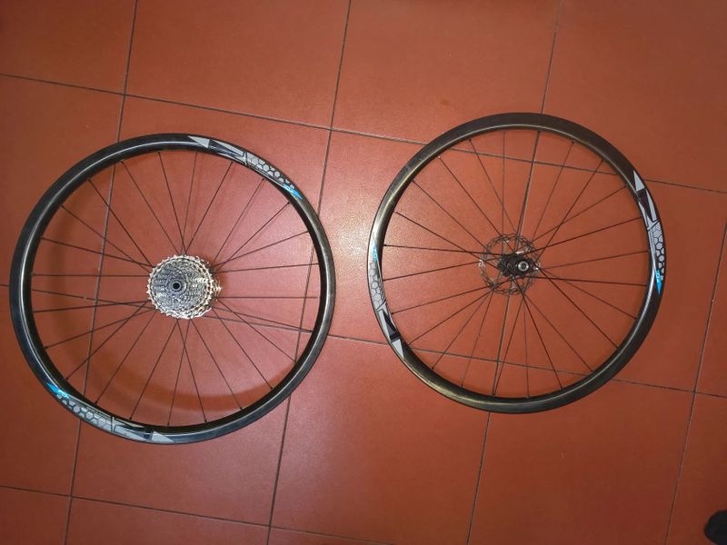 Silniční kola QUAI, karbon,ořech HG